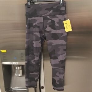 💕BECCO💕 Capri Yoga Leggings ~ Camo Print